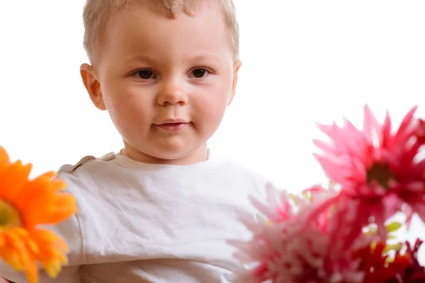 Malý chlapec s květinami — Stock fotografie