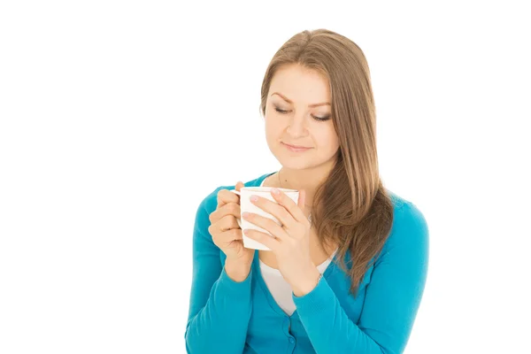 Beautiful woman drinks tee — Stock Photo, Image