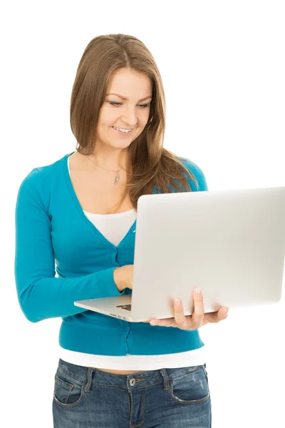 Vacker kvinna med en bärbar dator — Stockfoto