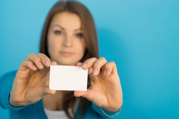 Woman shows card — Stock Photo, Image