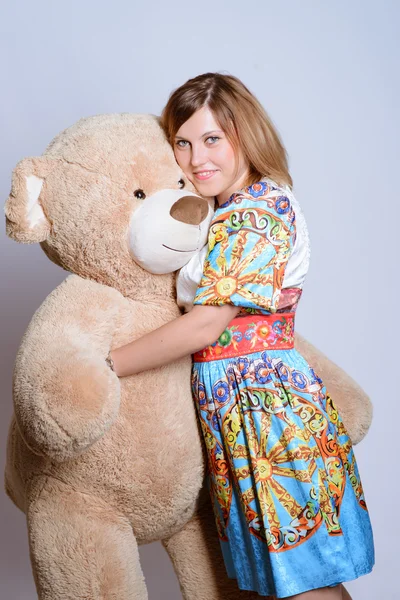 Jonge vrouw met teddybeer — Stockfoto