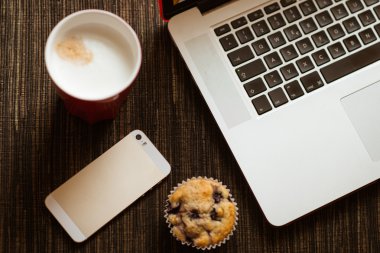 iş kahvaltı kafe, muffin, dizüstü bilgisayar ve cep telefonu