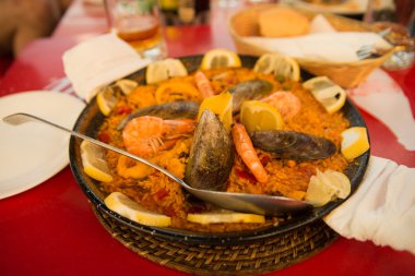 Deniz mahsullü Paella.