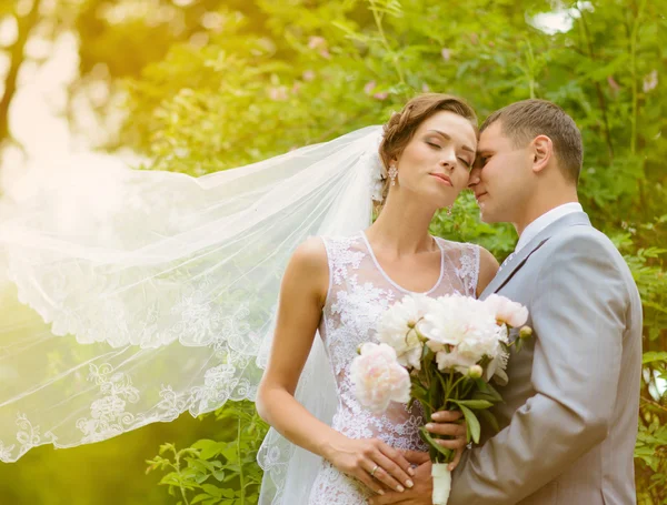 Pareja de boda en el parque —  Fotos de Stock