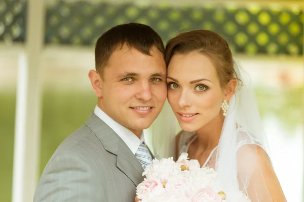 Matrimonio coppia nel parco — Foto Stock