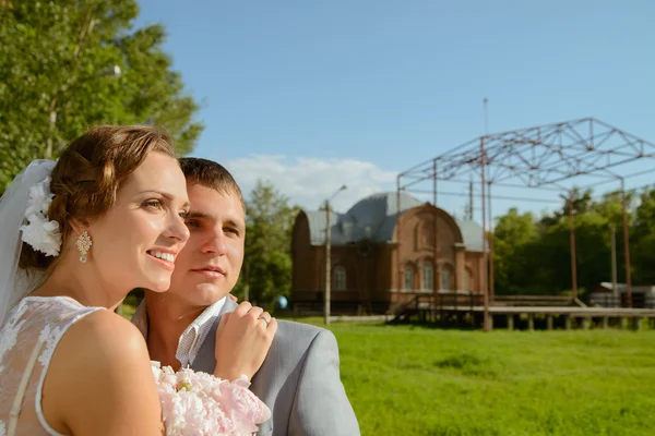 Pareja de boda en el parque —  Fotos de Stock