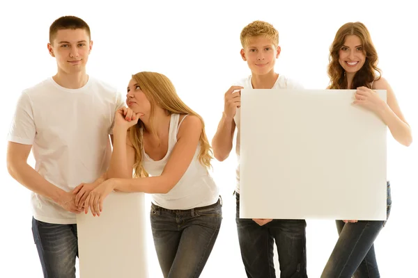 Gruppe schöner glücklicher junger Menschen mit Werbung — Stockfoto