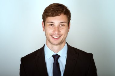 yakışıklı işadamı gülümsüyor