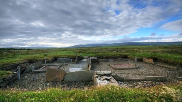 Een timelapse van de neolithische barnstone nederzetting, een ruïnes in Orkney, Schotland — Stockvideo