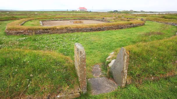 Een uitzicht op de ruïnes van de neolithische barnstone nederzetting in orkney, Schotland — Stockvideo