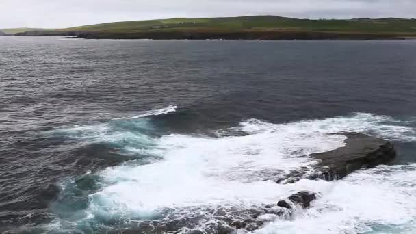 Olas rompen en la Bahía de Skaill, Islas Orcadas, Escocia — Vídeos de Stock