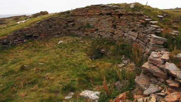 De broch van burrian, orkney, Schotland. de overblijfselen van een neolithische verblijfplaats op het eiland van north ronaldsay, het meest noordelijke eiland van orkney — Stockvideo