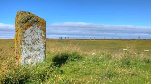 Zeitraffer des Brodgar-Rings mit einem stehenden Stein im Vordergrund, Orkney, Schottland — Stockvideo