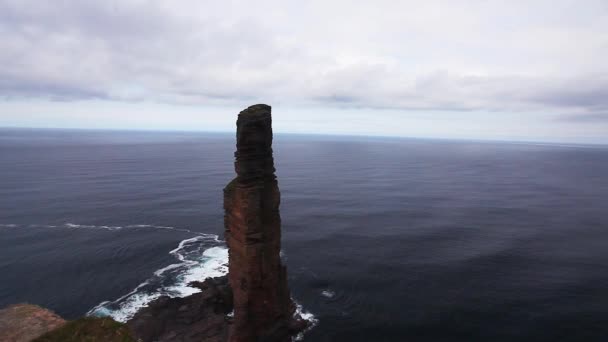 A sea stack known as the Old Man of Hoy on the Island of Hoy, Orkney Islands, Scotland — Stock Video