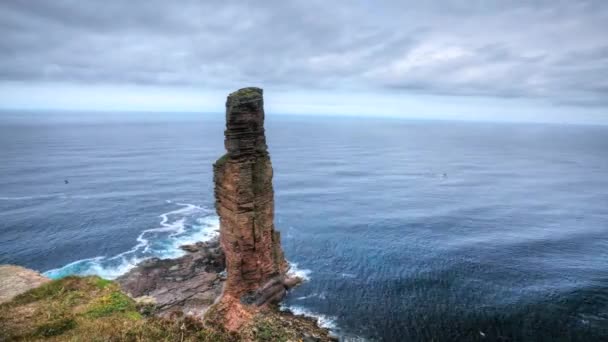 O Velho de Hoy, uma pilha de mar na Ilha de Hoy, Ilhas Orkney, Escócia — Vídeo de Stock