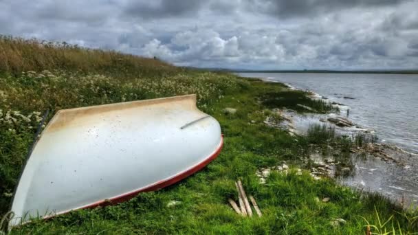 A timelapse de um barco pelo Harray Loch, Orkney, Escócia — Vídeo de Stock