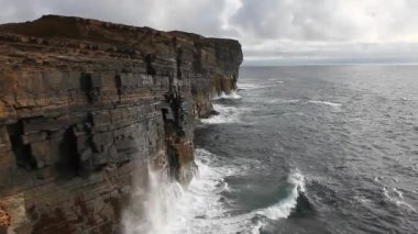 orkney, İskoçya uzun boylu rock kayalıklardan karşı dalgalar gürültüyle çarpmak