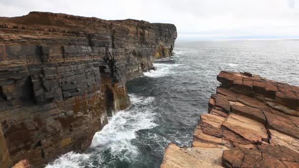 Des vagues énormes s'écrasent contre de très hautes falaises rocheuses aux Orcades, en Écosse — Video