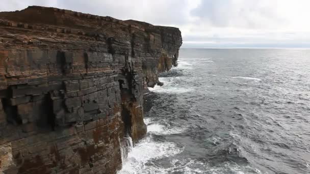 Des vagues énormes s'écrasent contre de hautes falaises rocheuses aux Orcades, en Écosse — Video