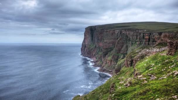 游戏中时光倒流的苏格兰奥克尼群岛圣约翰头海崖 — 图库视频影像
