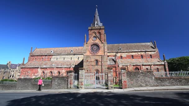 Vue de la cathédrale Saint-Magnus dans la ville de Kirkwall, Orcades, Écosse — Video