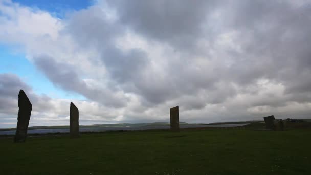 A view of the Stones of Stenness, a small ring of Standing Stones in Orkney, Scotland Está cerca de otras estructuras de piedra neolíticas como el Anillo de Brodgar y la Watchstone — Vídeos de Stock