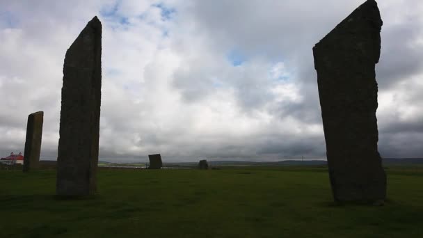 Una vista dramática de las Piedras de Stenness, un pequeño anillo de Piedras en Orcadas, Escocia Está cerca de otras estructuras de piedra neolíticas como el Anillo de Brodgar y la Watchstone — Vídeos de Stock