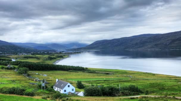 A timelapse lenézett a ullapool a Skócia nyugati partján, a város. — Stock videók