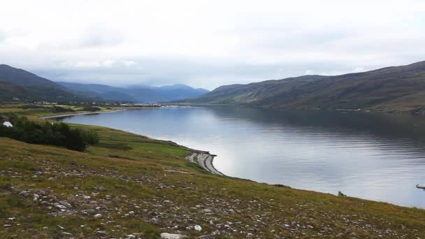 Een rustig uitzicht op de stad van ullapool op de westkust van Schotland. — Stockvideo