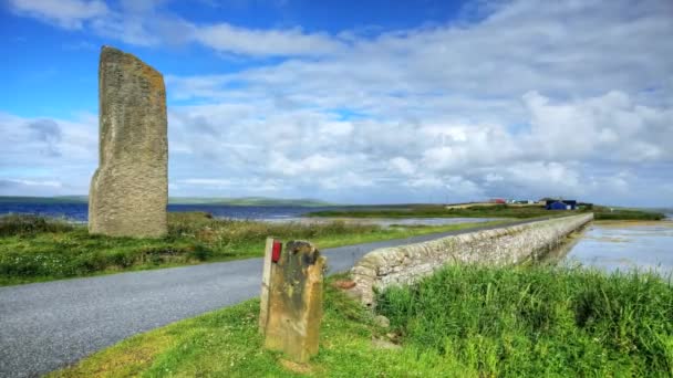 Ein zeitraffer blick auf den uhrstein, ein großer stehstein in orkney, schottland. — Stockvideo