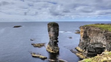 orkney Islands İskoçya'da yesnaby kale deniz yığını timelapse denir
