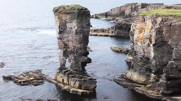 La vue sur la pile de mer appelée le château de Yesnaby sur les îles Orcades en Ecosse — Video