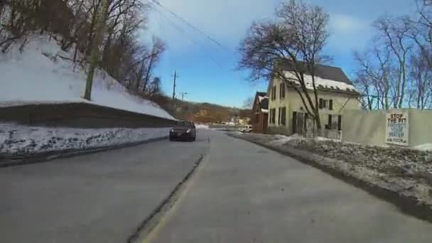 POV conducir a través de una pequeña ciudad en invierno en un día soleado — Vídeo de stock