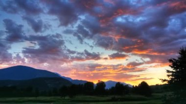 bir kayalık dağ günbatımı Kanada'da bir timelapse