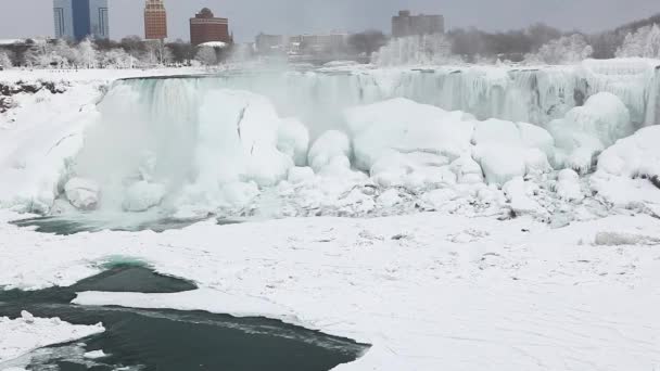 Ein winterlicher Blick auf die amerikanischen Wasserfälle, Niagarafälle — Stockvideo