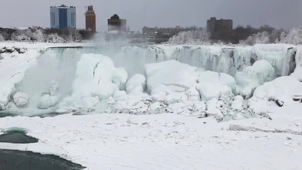 Una vista de las Cataratas Americanas en invierno, Cataratas del Niágara — Vídeos de Stock