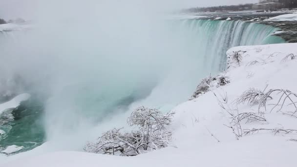 At the brink of the Horseshoe Falls in winter, Niagara Falls — Stock Video