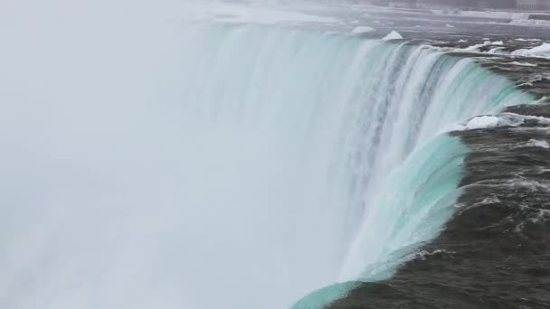 At the brink of Niagara Falls in winter — Stock Video
