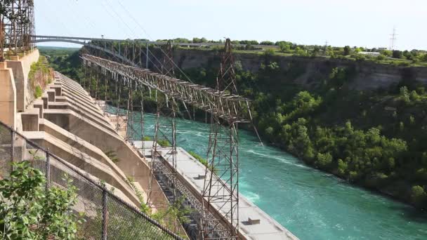 Kraftledningar från vatten genererar station vid niagara flod, Kanada — Stockvideo