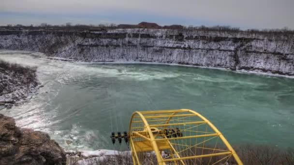 Die Aero-Car-Fahrt über die Whirlpool-Stromschnellen im Winter, Niagarafälle, Kanada — Stockvideo