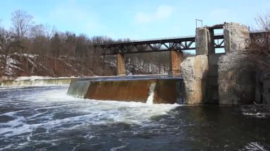nehir, Barajı ile arka planda kış sahne
