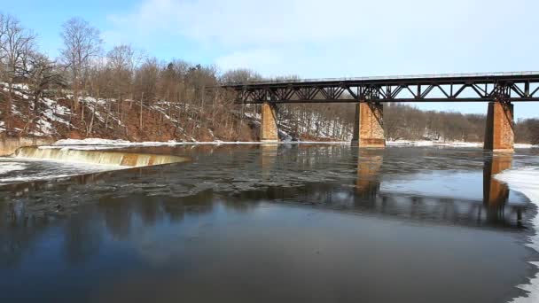 Bro över floden med dam nedan — Stockvideo
