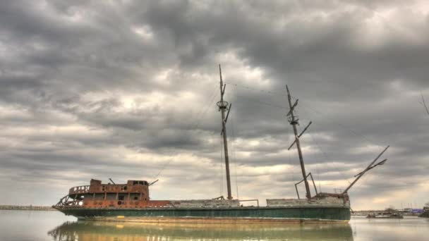 Uma visão timelapse de um navio abandonado enferrujado — Vídeo de Stock