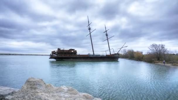 Una vista del timelapse de un viejo barco, oxidado y abandonado . — Vídeos de Stock