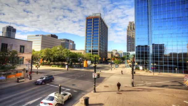 Un timelapse di persone e traffico contro un edificio di vetro — Video Stock