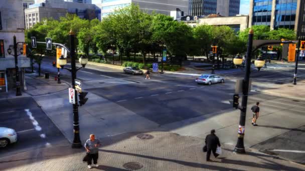 Il traffico scorre veloce per la città in questo lasso di tempo — Video Stock