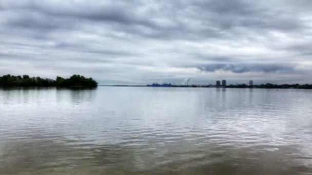 Sebuah pemandangan timelapse dari pemandangan pelabuhan yang tenang — Stok Video