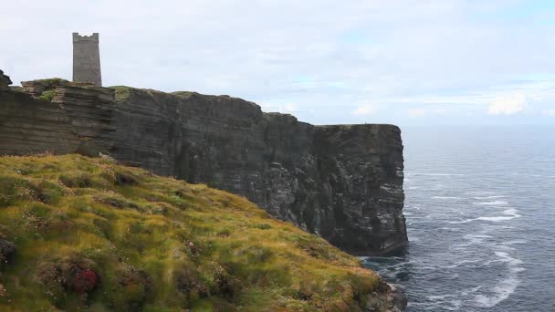 Mémorial de Kitcheners sur Marwick Head dans les îles Orcades, Écosse . — Video