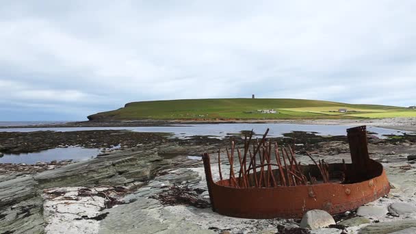 Marwick Bay com os restos de uma caldeira de um naufrágio . — Vídeo de Stock