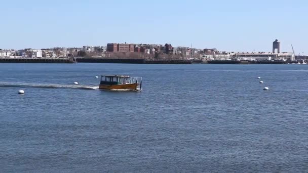 Un barco de turismo en Boston Harbor, Massachusetts — Vídeo de stock